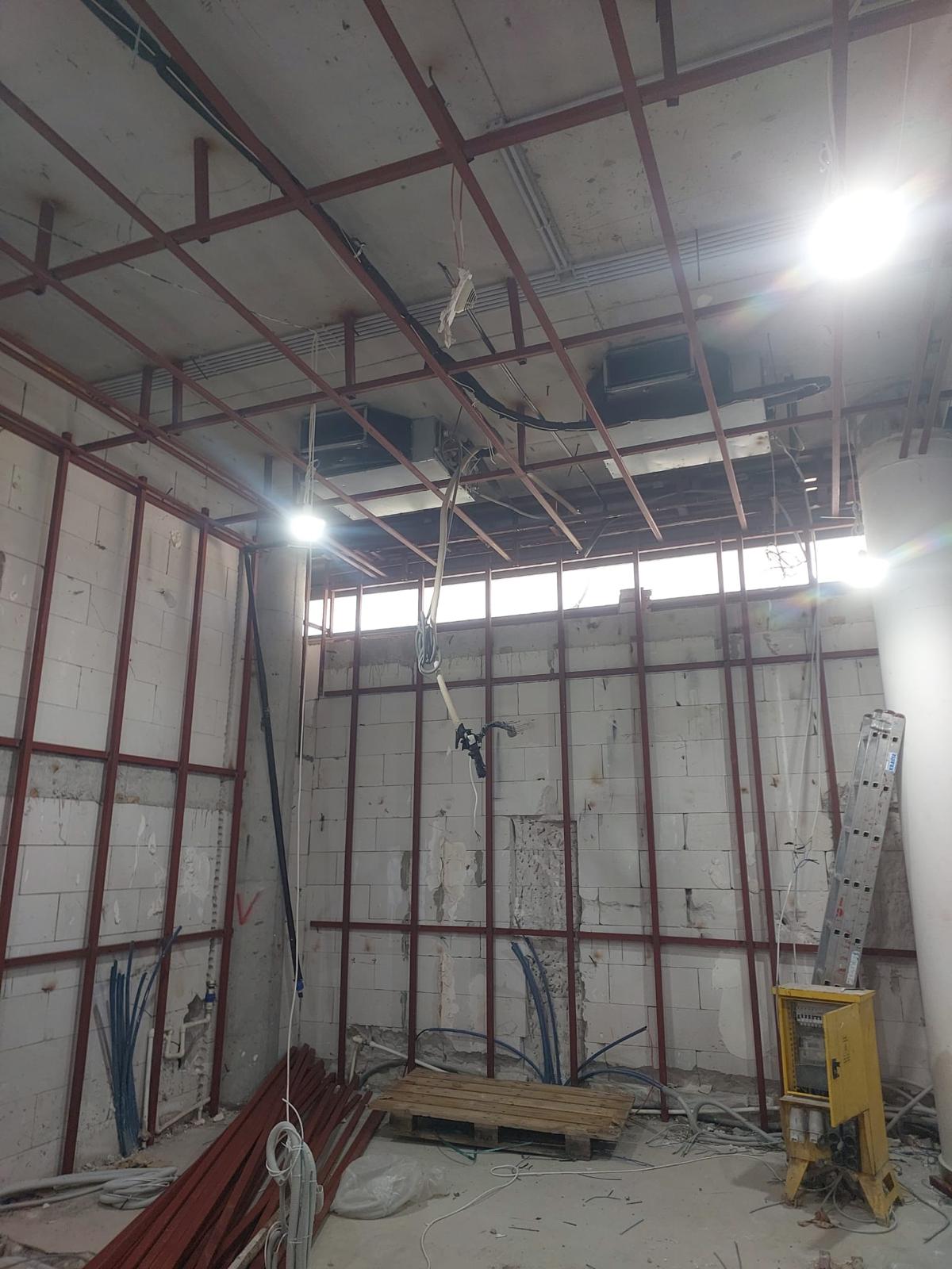 Showroom tadilatı — çelik konstrüksiyon kurulumu